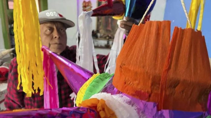 Abuelito de 67 años elabora piñatas para pagar su tratamiento contra el cáncer