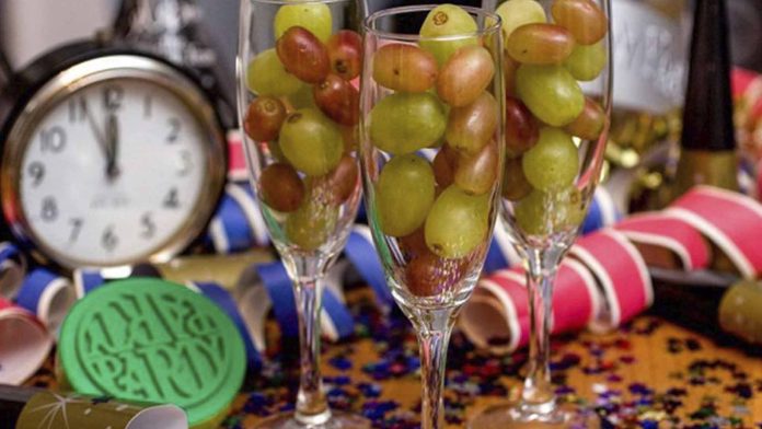 Así el origen del ritual de comer 12 uvas en año nuevo