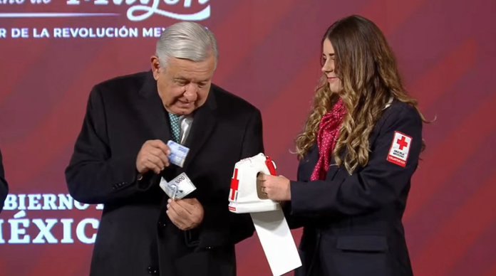 AMLO dona mil 700 pesos para la colecta nacional 2022 de la Cruz Roja