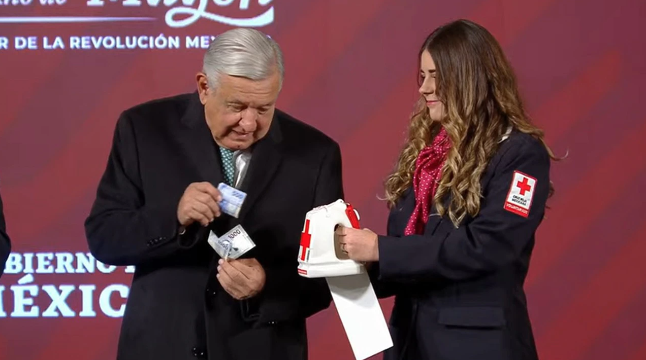 AMLO dona mil 700 pesos para la colecta nacional 2022 de la Cruz Roja AMLO dona mil 700 pesos para la colecta nacional 2022 de la Cruz Roja