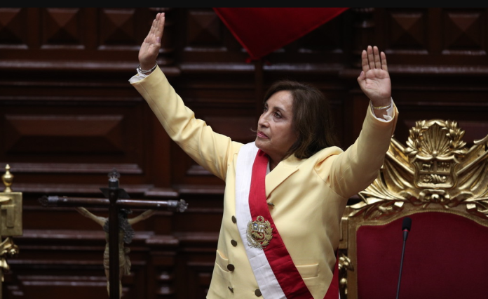 Dina Boluarte toma protesta como nueva presidenta de Peru