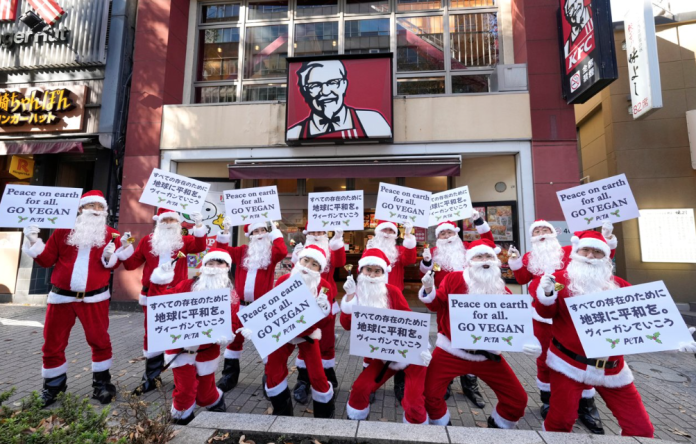 Activistas veganos protestan contra KFC, vestidos de Santa Claus