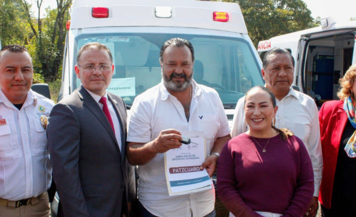 Recibe Julio Arreola de Alfredo Ramírez Bedolla ambulancia de urgencias para Pátzcuaro