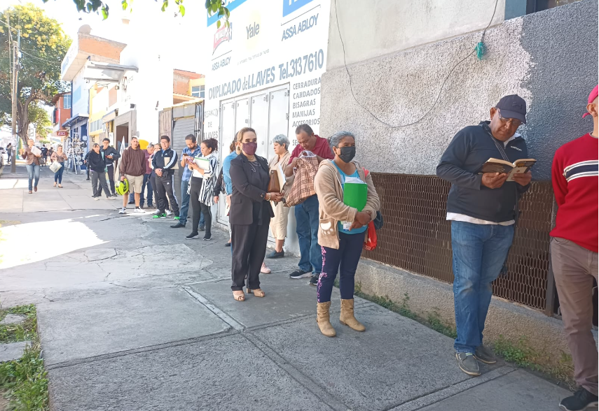 Como buenos mexicanos, el canje de placas se deja a última hora Como buenos mexicanos, el canje de placas se deja a última hora