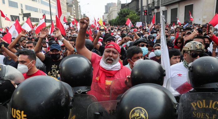 Sube a 22 el número de fallecidos por protestas en Perú