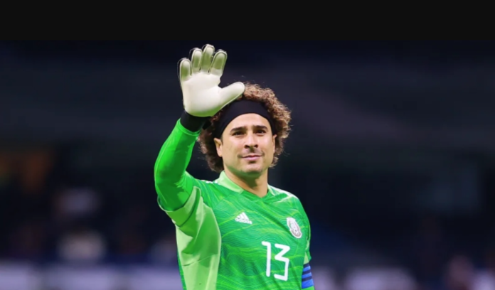 Guillermo Ochoa anuncia la salida del América