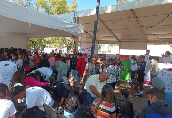 De 800 a mil personas recibe al día la pista de hielo en la villa navideña