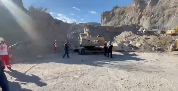 Derrumbe en mina de arena deja a un muerto