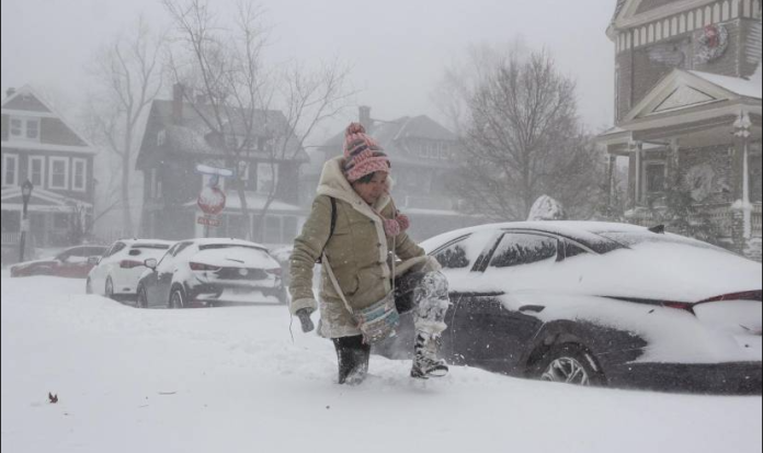 Se eleva alrededor de 50 muertos en EE.UU. por tormenta invernal