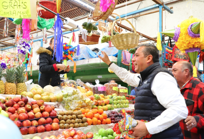 Celebra Barragán con locatarios 56 aniversario del Mercado Independencia