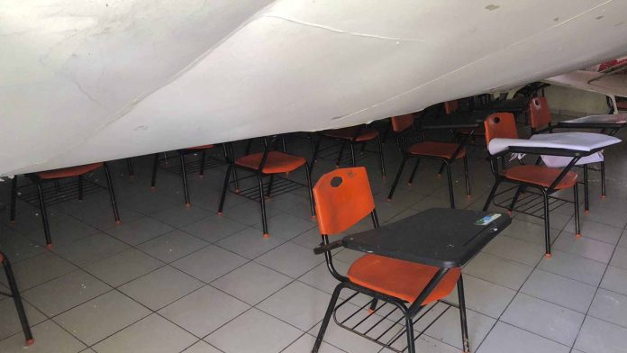 Colapsa techo de salón de clases; 29 alumnos y la maestra salen ilesos