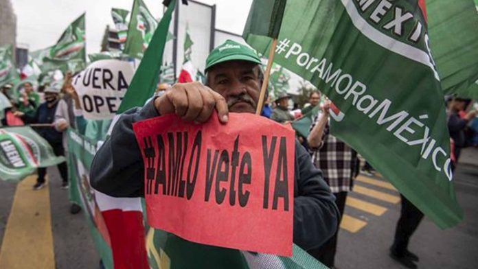 En una manta podía leerse: “Andrés Manuel López: Exigimos tu renuncia por traición a la patria”.