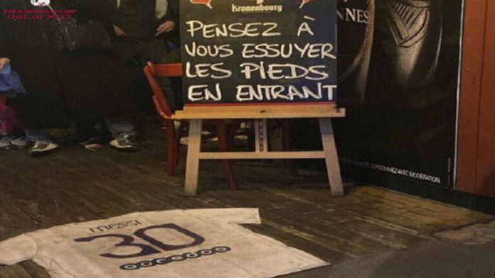 Establecimientos en Francia usan camiseta de Messi para limpiarse los pies