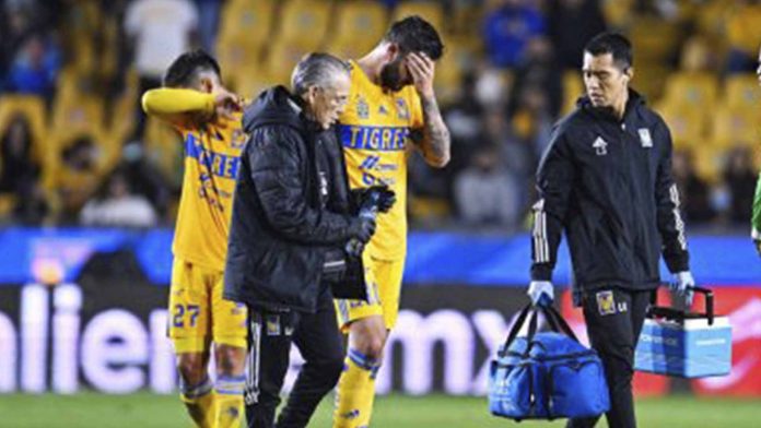 Gignac recibe fuerte balonazo en la nuca que lo mandó al hospital