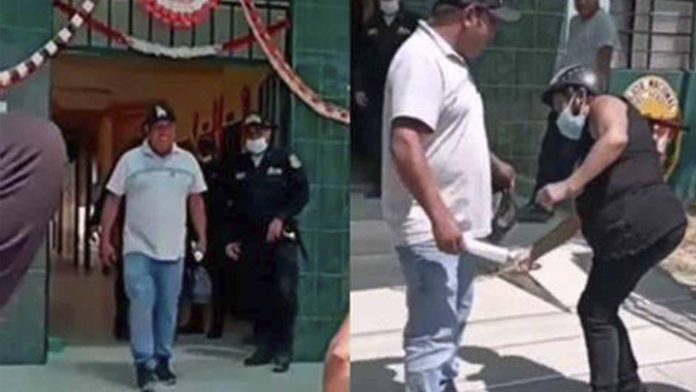 Hombre sale de la cárcel y su mamá lo recibe a cinturonazos