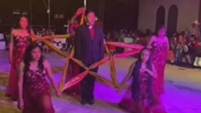Joven mexicano festeja sus XV años con ‘chambelanes’ y se vuelve viral