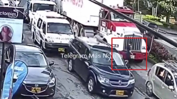 Mujer iba hablando por celular y es atropellada por un tráiler; sobrevive de milagro