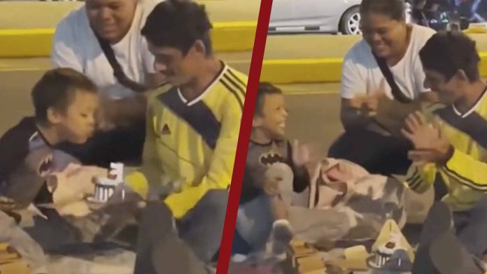 Niño celebra su cumpleaños junto a sus padres en plena calle