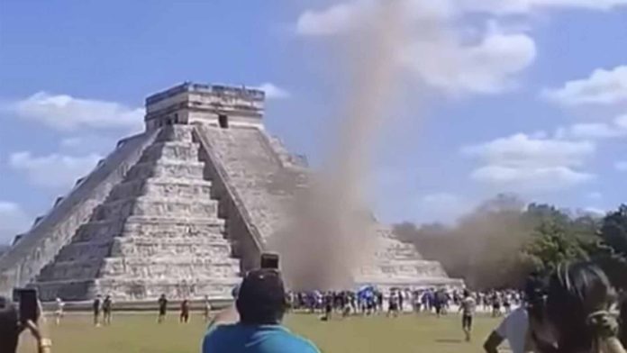 Remolino de tierra sorprende a turistas en Chichén Itzá