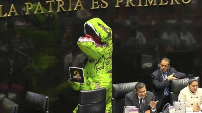 Senadora Xóchitl Gálvez usa disfraz de dinosaurio durante discusión de Plan B de reforma electoral