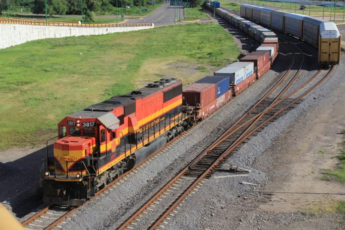 A más de un año con las vías del tren sin tomas, incrementa un 60% el transporte de mercancía
