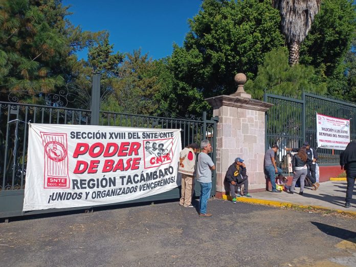 CNTE se manifiesta a las afueras de Casa Michoacán durante conferencia del Gobernador