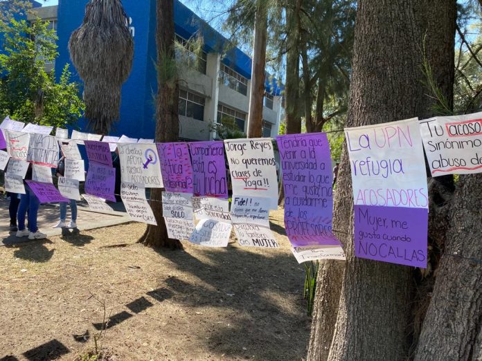 Por presuntos acosos; estudiantes se manifiestan en el Aniversario de una universidad en Morelia