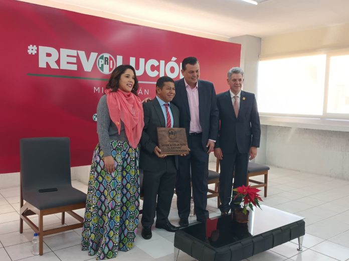PRI hace entrega de reconocimiento a Javier Aguilar, presidente municipal de Petatlán