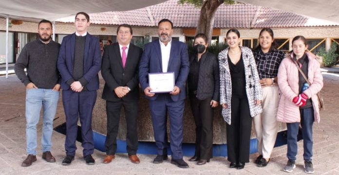 Recibe Julio Arreola reconocimiento a Pátzcuaro como municipio transparente