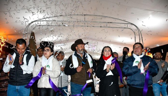 Inaugura Julio Arreola pista de hielo y tobogán