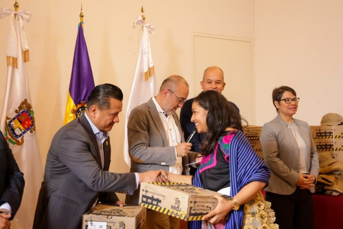 ¡Botas, chamarras y pantalones! Entrega de uniformes a rondas comunitarias