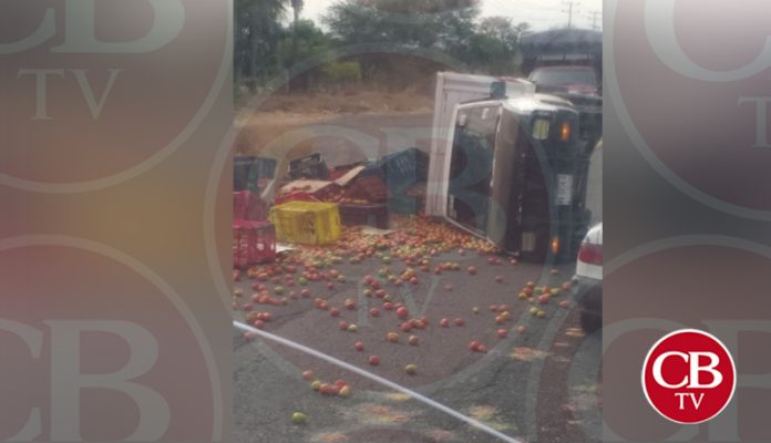 Miles de jitomates quedan esparcidos en la carretera Buenavista