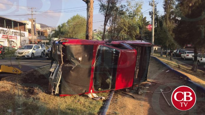 Dos heridos deja volcadura de camioneta en el libramiento de Morelia