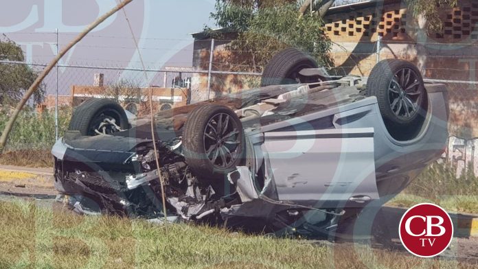 Vuelca auto en la avenida Amalia Solorzano