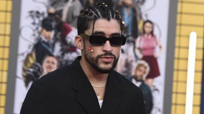VIDEO: Queman carro de hombre tras acusado de vender boletos falsos para concierto de Bad Bunny