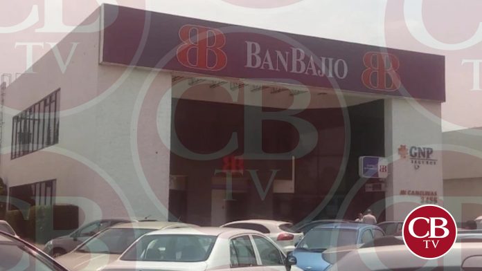 Empistolado solitario roba un banco en Morelia