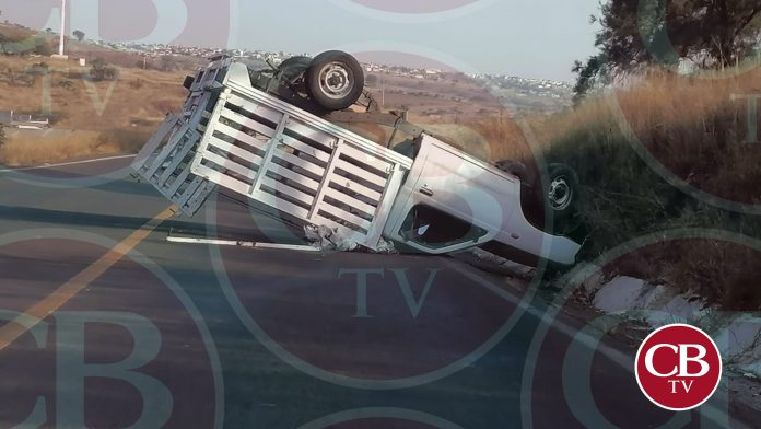 Vuelca camioneta a unos pasos de Atapaneo