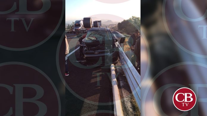 Vive de milagro al desbaratar su auto con un tráiler en la Cuitzeo-Pátzcuaro