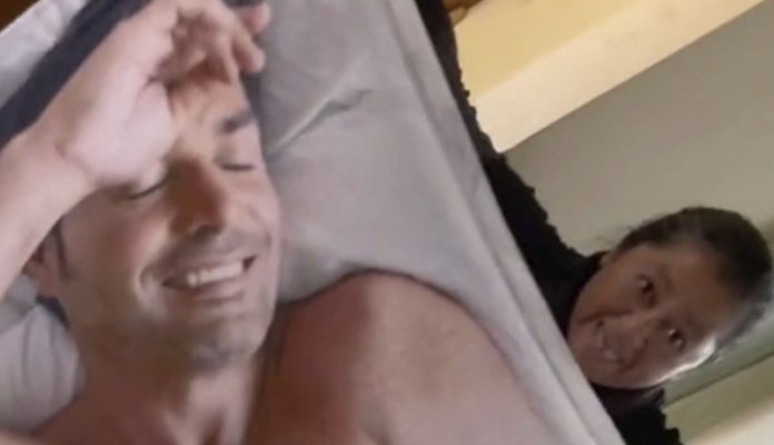 Viral: Le regala a su mamá una cobija de Chayanne