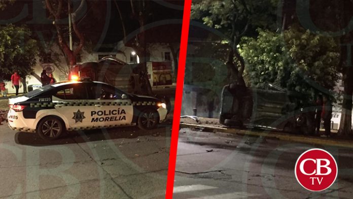 Una conductora vive de milagro luego de volcar su camioneta sobre la avenida Acueducto, en la zona oriente de la ciudad.