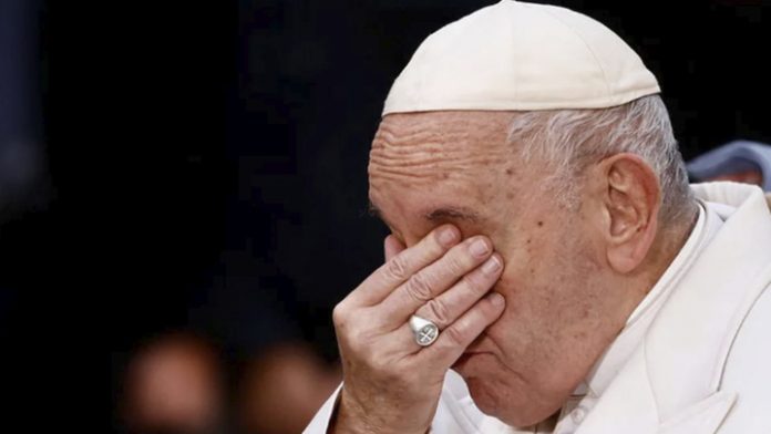 Papa Francisco llora al rezar por La Paz en Ucrania