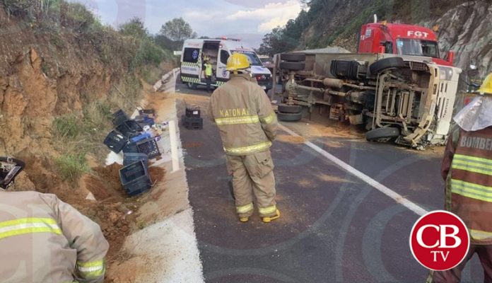 Dos heridos deja choque-volcadura en la Pátzcuaro-Uruapan