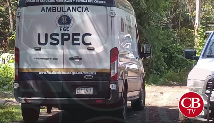 Fémina con el tiro de gracia es abandonada en un predio de Jacona