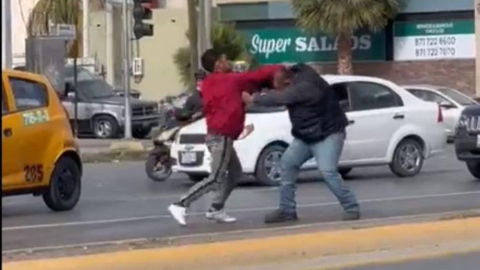VIDEO: Pelea de dos automovilistas contra uno paraliza las calles de Coahuila