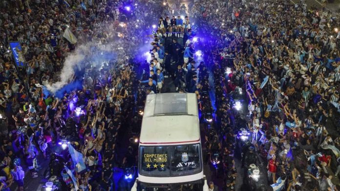 Argentina decretó este martes como festivo para recibir y celebrar al campeón del mundo