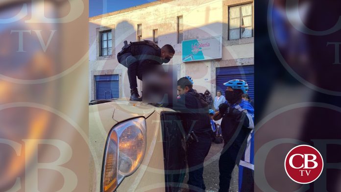 Vuelca auto en el centro de Morelia