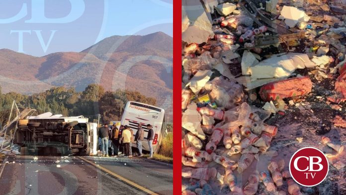Choca camión de lácteos y autobús en la carretera Zamora-Carapan
