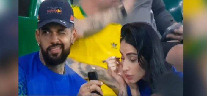Hombre coquetea durante partido del mundial y su novia se da cuenta