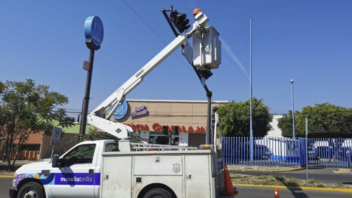 Ayuntamiento de Morelia reemplaza más de 30 luces de semáforos
