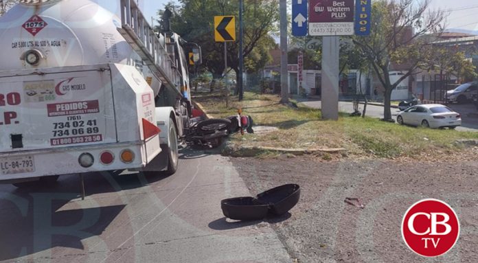 Gasero choca una moto en el libramiento de Morelia